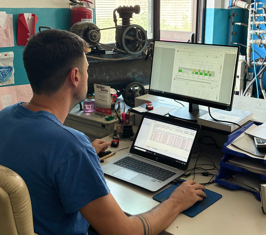 Tecnico in fase di analisi dei dati raccolti con logger di pressione, corrente e portata installata presso una sala compressori