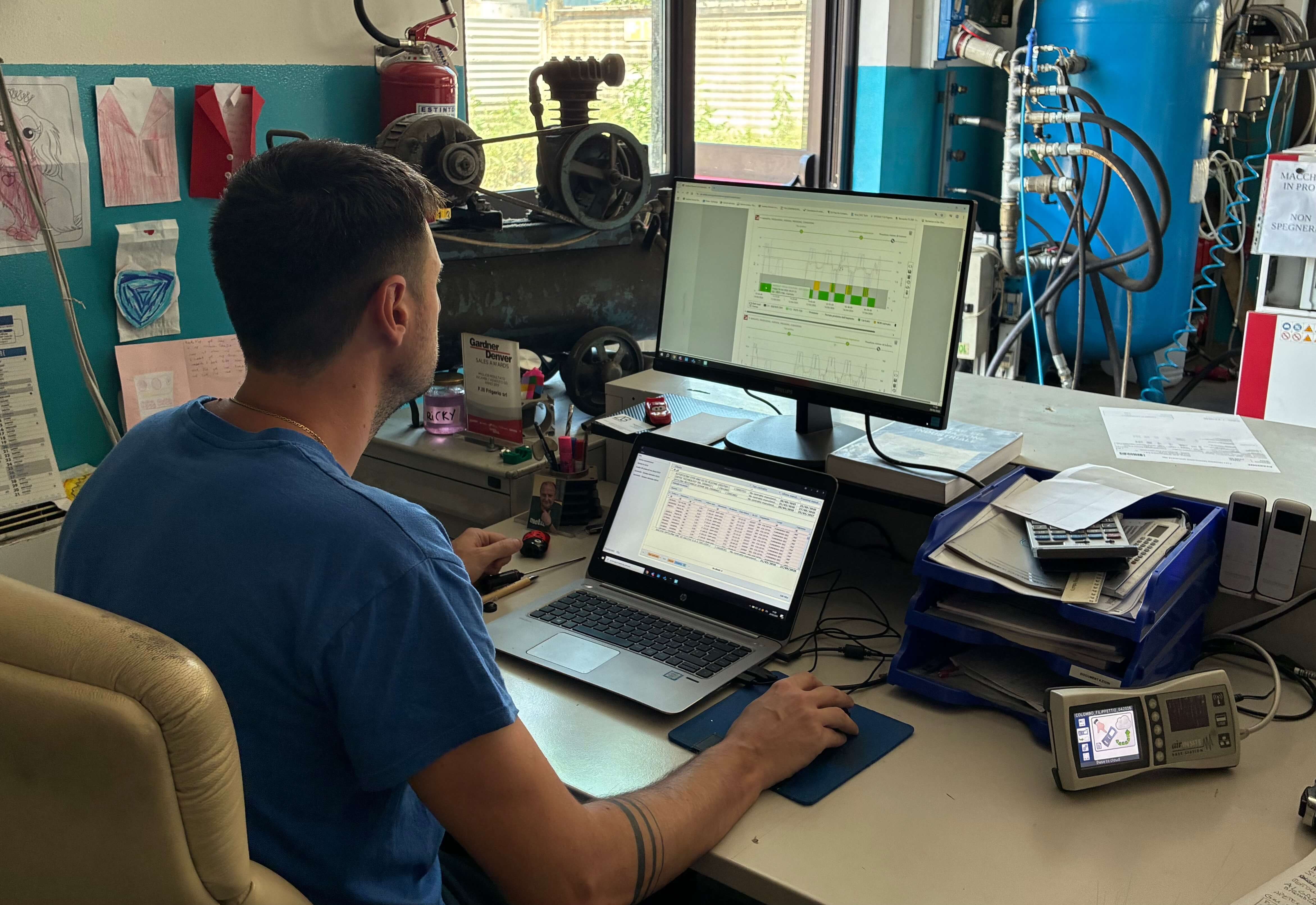 Tecnico in fase di analisi prestazioni impianto aria compressa per valutazione manutenzione compressore