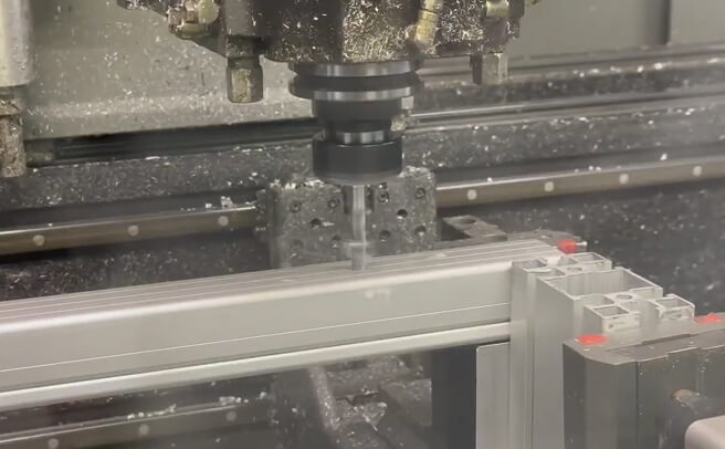 Lavorazione profilati di alluminio a disegno